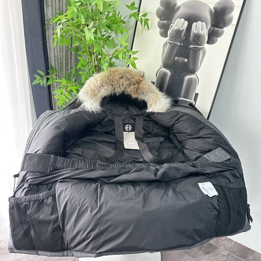 P700 CANADA GOOSE｜Canada Goose Expedition Parka｜Classic upgrade New 08 style Color: graphite gray, off-white, black, pink, navy blue, sky blue, Size: XS, S, M, L, XL, XXL, Product introduction Loose fit, multi-pocket design Larger size for free movement. 6 exterior pockets: 4 reversible front pockets, zippered side entry. There is a practical pocket on the left sleeve and a top pocket on the right sleeve. There is a drawstring on the inside of the waist and a logo patch on the back. The waist is designed with an inside drawstring, which can be adjusted to provide excellent warmth. Woven grab straps at upper back with “Expedition” logo patch • Hood with removable zipper trim, interchangeable hood trim for personalization and added protection (this jacket is not available with the classic hood trim) • Chin protection element has a tricot inner fabric for softness and comfort • Woven grab straps at upper back with “Expedition” logo patch • Internal drawstring at the waist, adjustable to provide excellent warmth •Snap-in rib knit cuffs for added comfort and optimal heat locking in •Stylish hanging inner straps allow the jacket to be carried over the shoulder, hands-free •Stowaway nylon stretch snow skirt for added protection •Two-way zipper covered fly with Velcro® snaps that unzips from the bottom for increased range of motion and breathability. A windproof fly is designed under the zipper for an extra layer of protection. • 6 exterior pockets: 4 two-way pockets on the front with top flap and Velcro® snaps, and zippered side entry. Utility pockets on left sleeve and right sleeve with top flap and velcro® snaps Internal pockets: 1 zipped pocket, 2 mesh drop-in pockets Embroidered Canada Goose logo